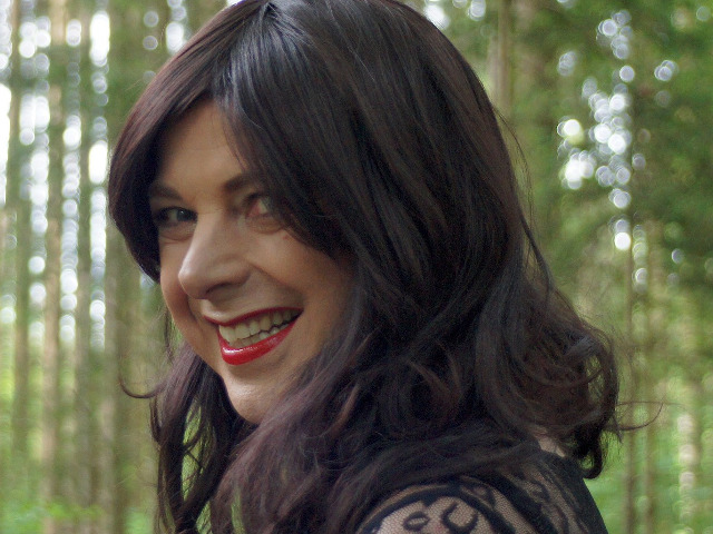 Persoanele care par foarte fericite ii pun pe ceilalti pe fuga