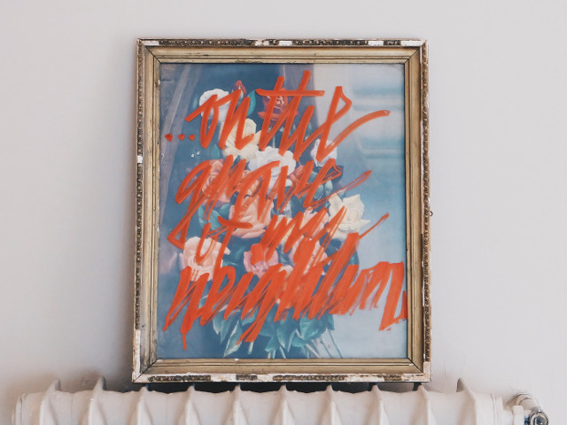 In spatele unei fotografii sau in rama unui tablou