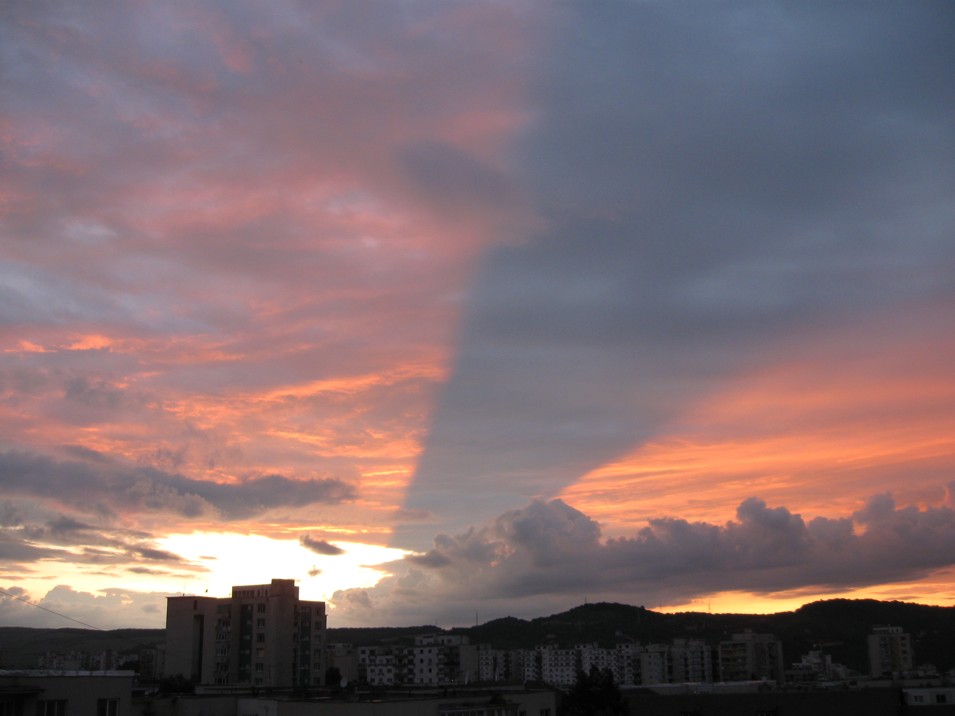 Pentru noi Soarele a apus. Muntii continua sa-l vada