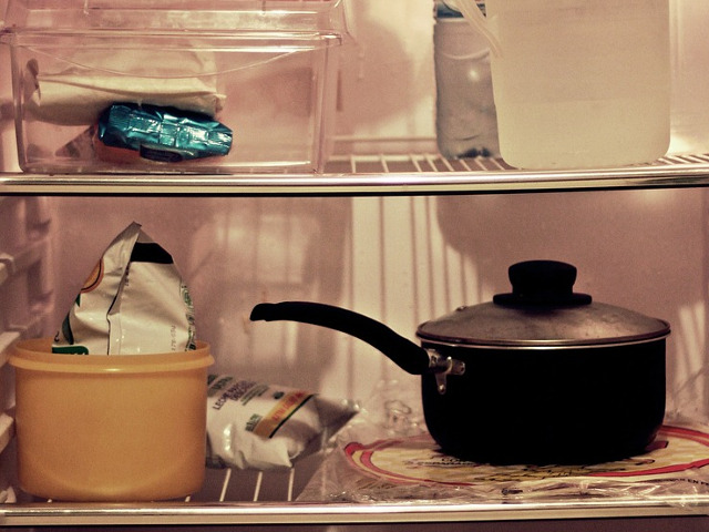 Mit: "Nu dezgheta niciodata alimentele la temperatura camerei"