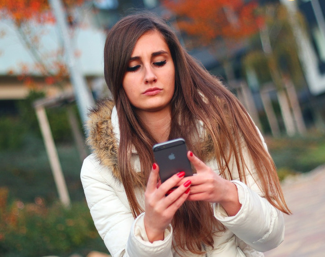 Te prefaci ca vorbesti la telefon