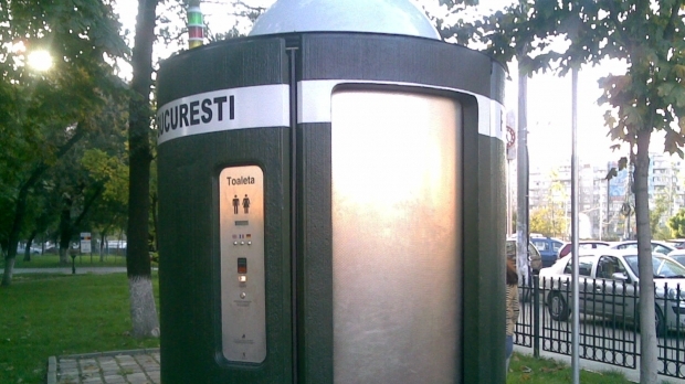 5. Cel care curata toatelele publice portabile