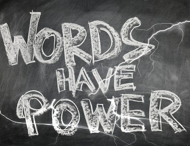 Folosesc mai multe cuvinte pozitive