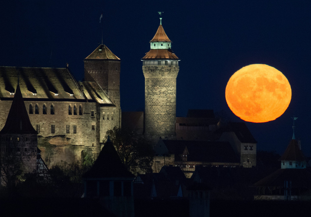 6. Luna plina se ridica deasupra castelului Kaiserburg din Nuremberg, Germania