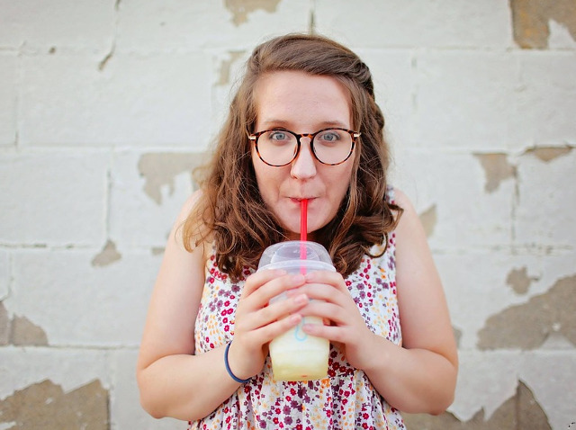 Consumi bauturi cu paiul