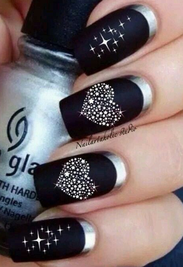 O manichiura perfecta pentru petrecerea de Revelion