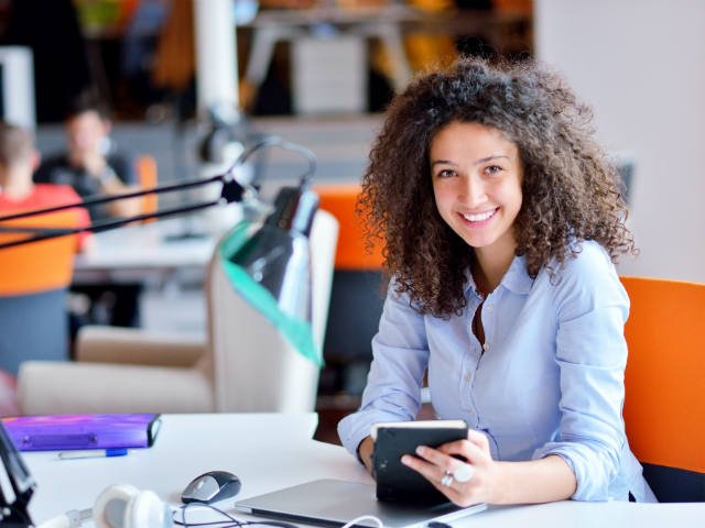 O fotografie asezata pe birou