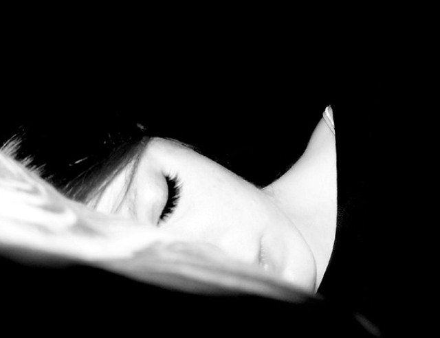 Te culci cu parul strans intr-o coada de cal