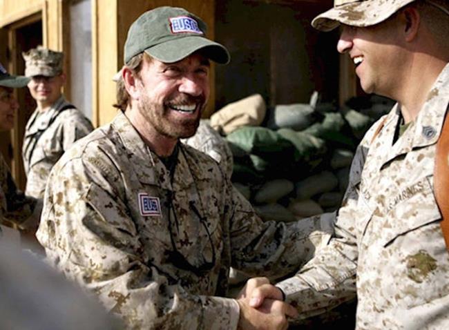 2. S-a inrolat in US Air Force cand a implinit 18 ani. A luptat in Corea de Sud