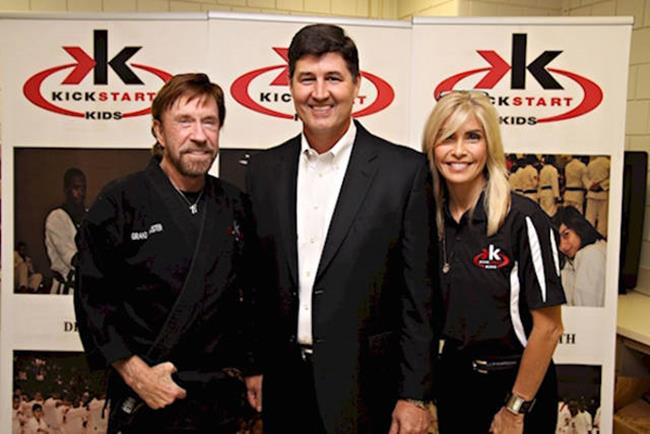 9. In 1990 a fondat Kickstart Kids. O fundatie care ofera oportunitatea copiilor saraci de a invata arte martiale