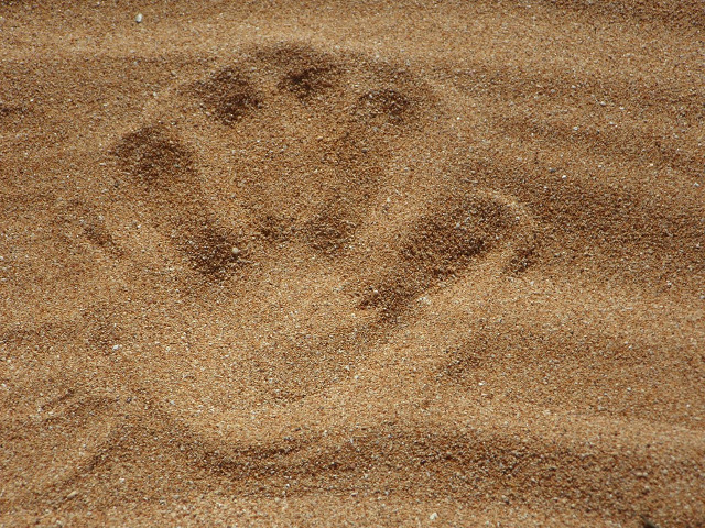 Indeparteaza nisipul de pe picioare si din incaltaminte