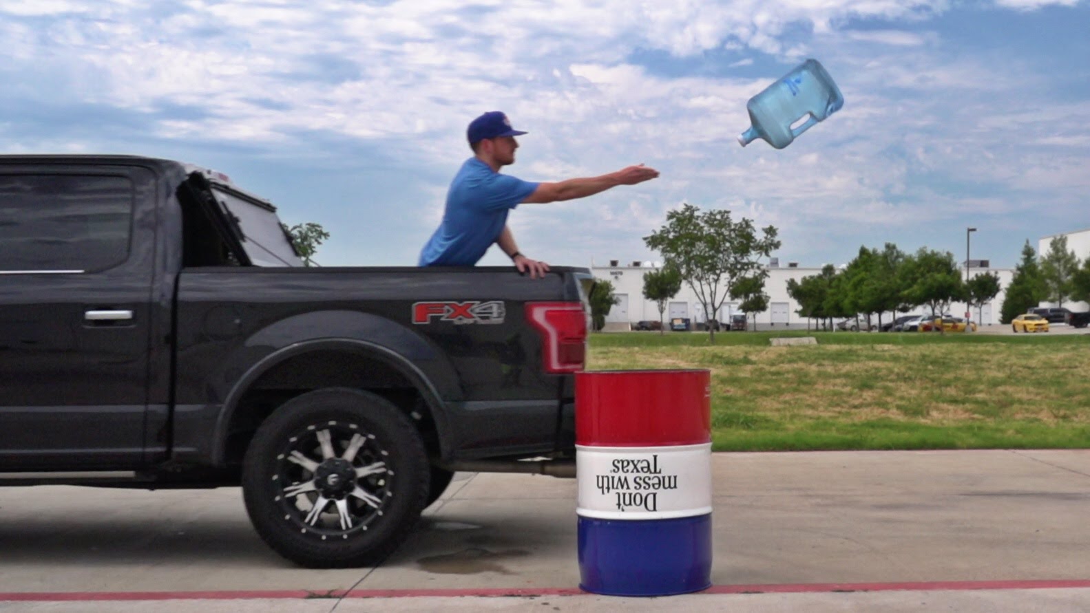 Water Bottle Flip Edition | Dude Perfect - 46 de milioane de vizualizari