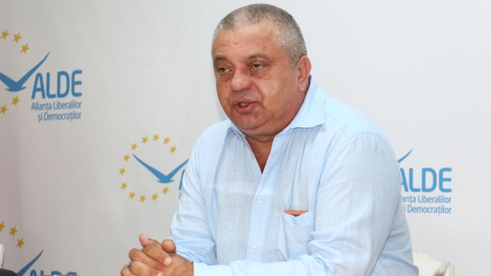 3. "Mai in gluma, mai in serios, eu cred ca spatele drept si pieptul bombat si privirea inainte conteaza mai mult si optimismul pe care il exprima; un tanar il ajuta, dupa aceea, sa priveasca altfel viata" - Vasile Salaru, fost secretar de stat