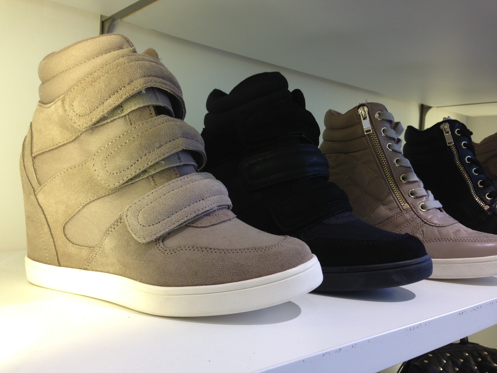 Incaltamintea sport cu toc ascuns