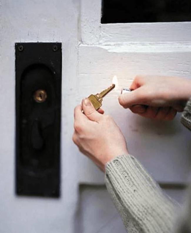 6. Daca a inghetat yala, atunci incalzeste cu o bricheta cheia