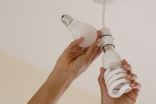 5. Intr-o localitate din Australia este ilegal sa-ti schimbi singur un bec daca nu esti electrician cu licenta