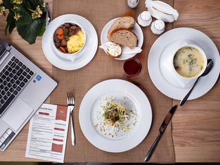 12:30 PM: Iti mananci pranzul in fata calculatorului