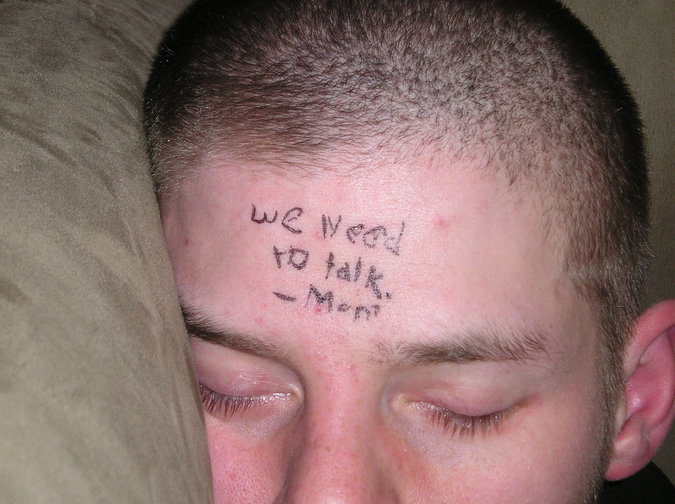 O mama care s-a asigurat ca fiul ei ii citeste mesajul