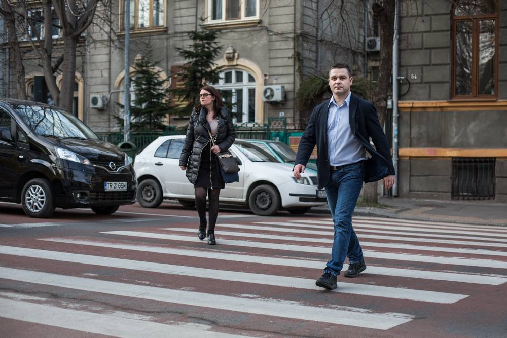 8. Cum interpretati gestul Avocatului Poporului privind contestarea legii 90/2001?