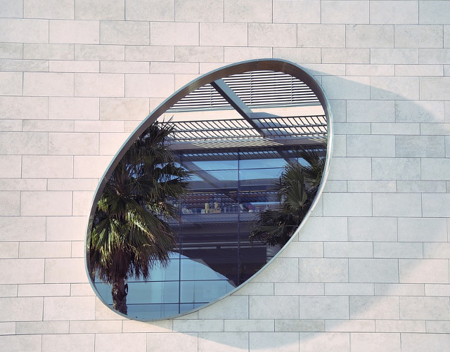 Priveste cu atentie!