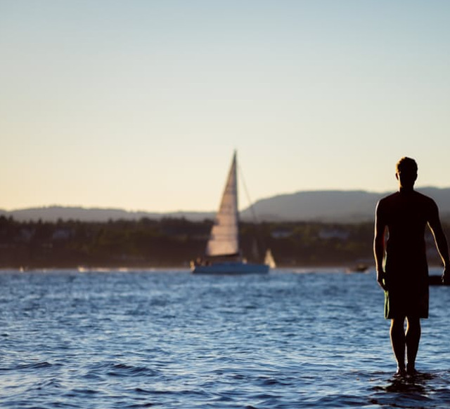 Acest barbat chiar pluteste?