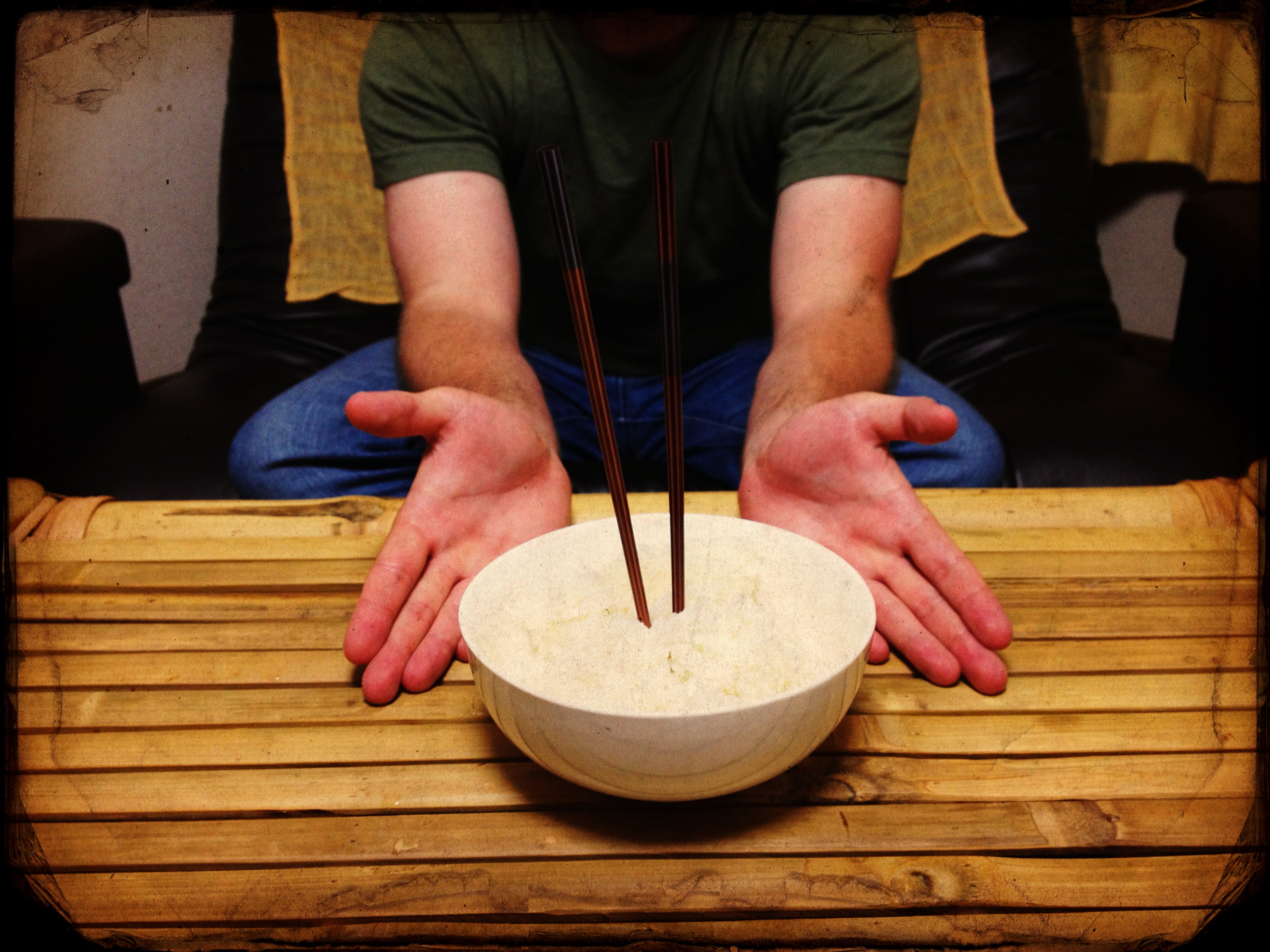 In China, e un "pacat capital" sa pui betisoarele vertical in orez