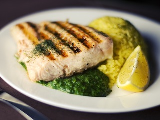 Consuma o cina usoara pentru a evita refluxul gastrointestinal