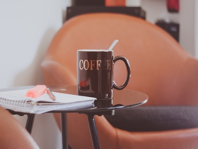 Scapa de mobila din materiale artificiale