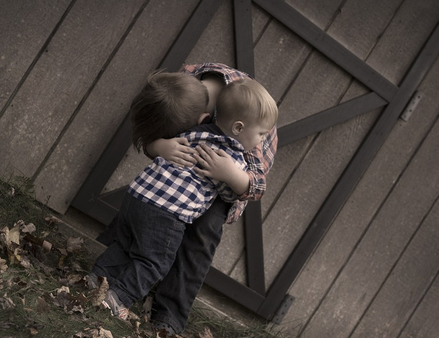 Fratii ofera o imbratisare atunci cand se simte nevoie acuta de alinare