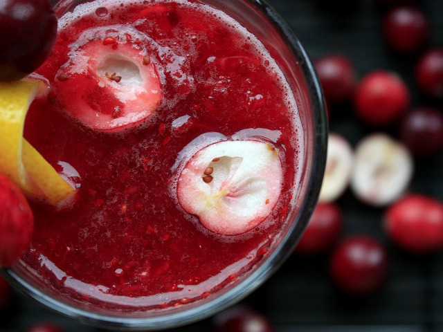 Pete lasate de sucul de fructe