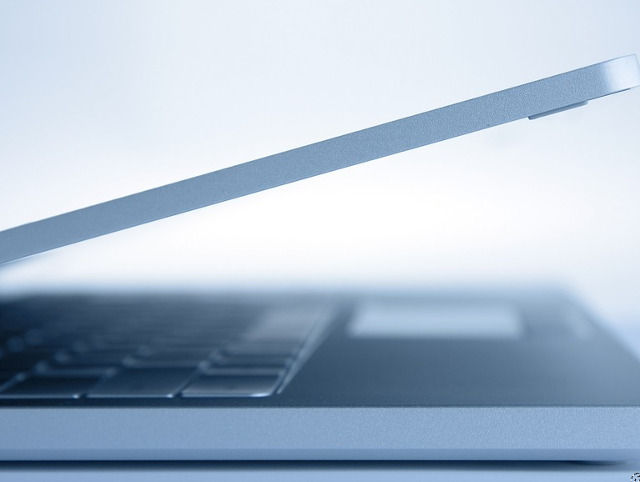 Pasul 2: Tine laptopul cu fata in jos