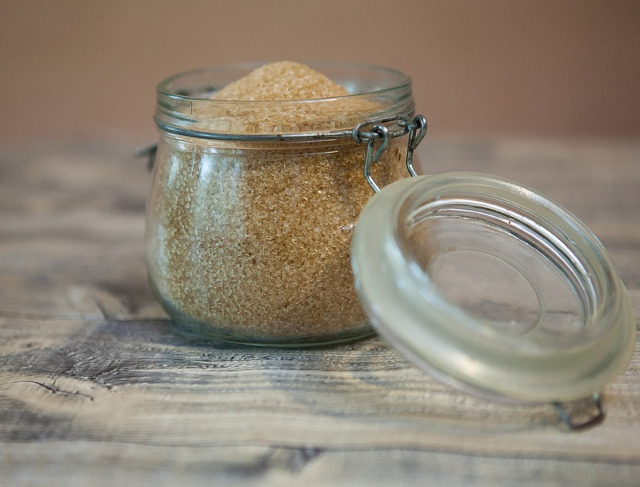 Salveaza zaharul brun intarit