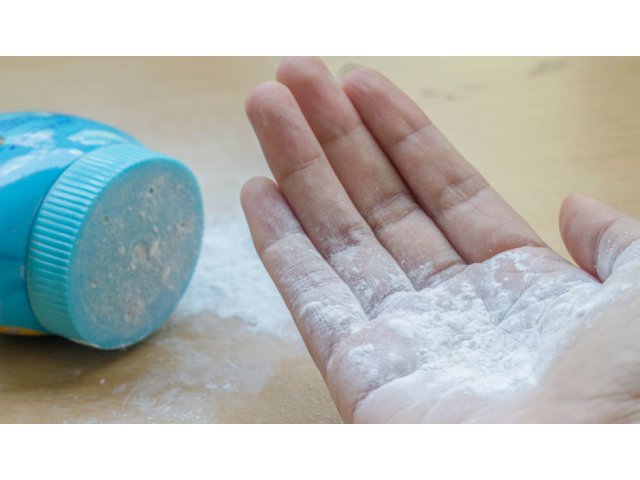 8. Pudra de talc pentru pete de grasime