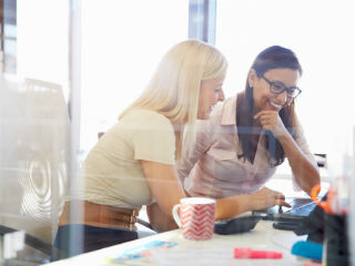 Foloseste numele persoanelor cu care vorbesti