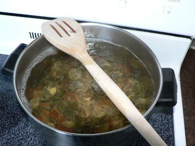 Pune o lingura de lemn deaspura oalei