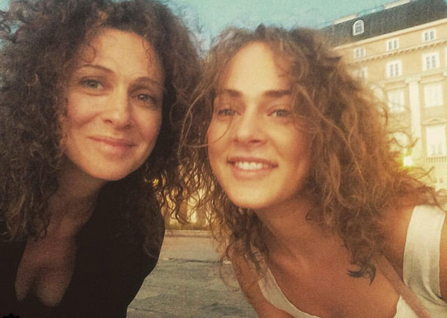 Actrita Xenia Rappoport (42 de ani, in stanga), alaturi de fiica ei, Aglaya (22 de ani)