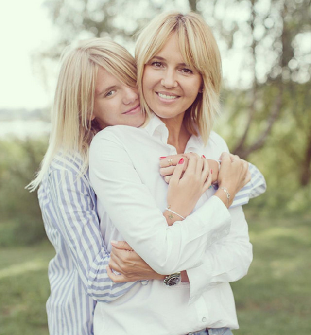 Prezentatoarea TV Julia Bordovskih (47 de ani, in dreapta), alaturi de fiica ei, Masha (18 ani)