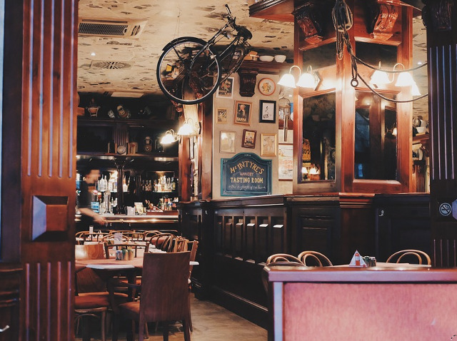 Priveste cu atentie!