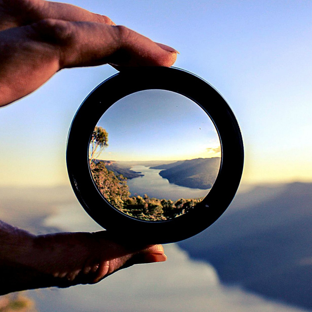 Cand observati ca devine imposibil sa va atingeti telurile, nu va ajustati telurile, ci numai pasii catre atingerea acestora