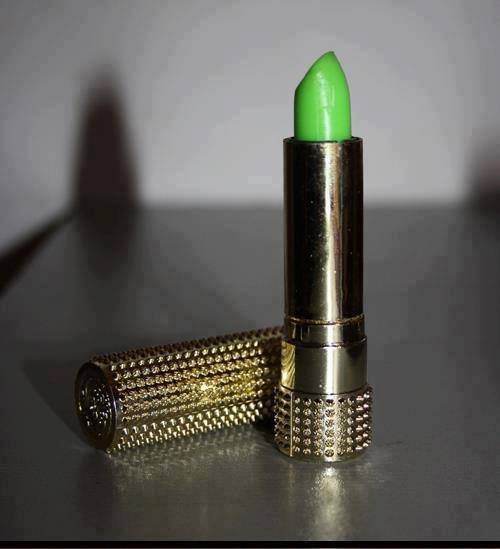 Rujuri folosite de femei in anii 90. Pentru generatia de astazi, acest produs cosmetic, ce avea pe buze culoarea rosie, este complet necunoscut