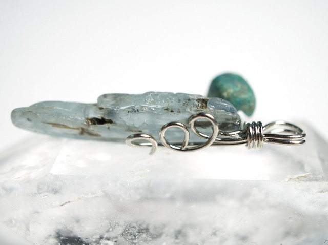 Purtarea unor amulete norocoase