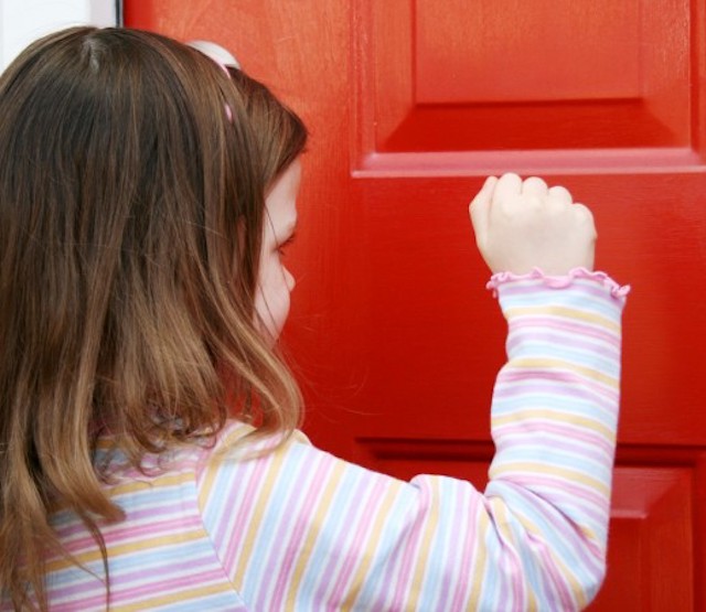 Bate la usa copilului inainte de a intra