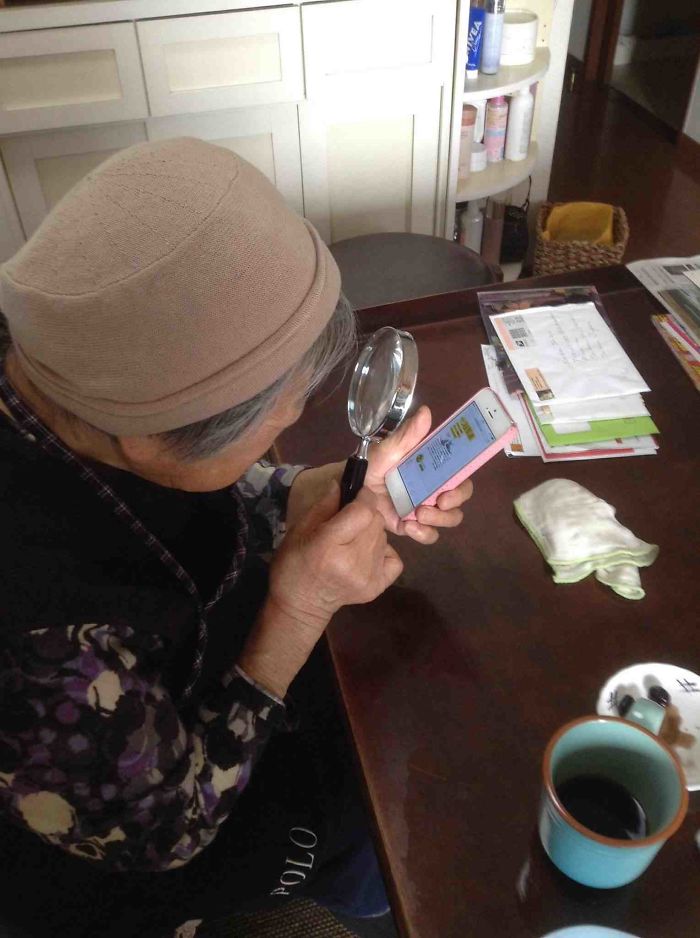 O bunica de 90 de ani din Japonia le-a aratat nepotilor cum mareste scrisul si imaginile pe telefonul mobil. Nu s-a folosit de "Zoom", ci de o lupa
