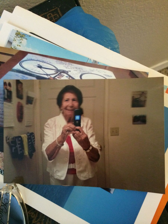 O bunica i-a trimis nepoatei aceast selfie prin posta