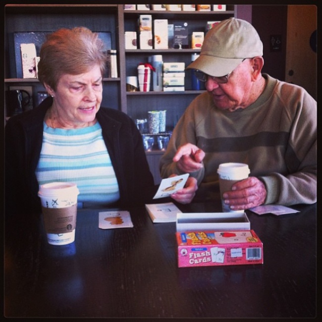 Un barbat isi invata sotia, care si-a pierdut memoria, sa citeasca din nou