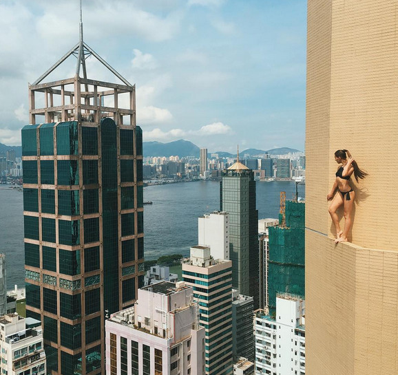 Angelina Nikolau: selfie-uri riscante si captivante