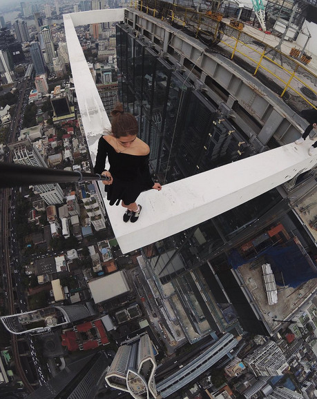 Angelina Nikolau: selfie-uri riscante si captivante