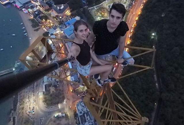 Angelina Nikolau: selfie-uri riscante si captivante