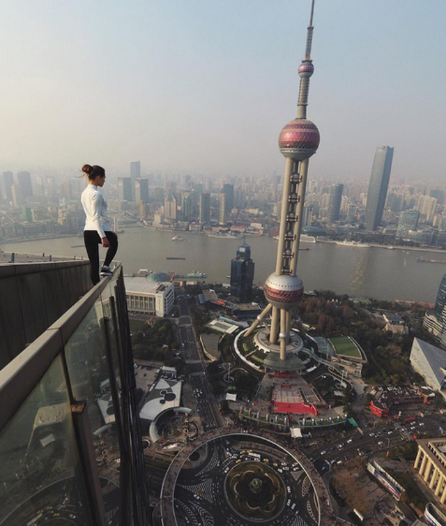 Angelina Nikolau: selfie-uri riscante si captivante