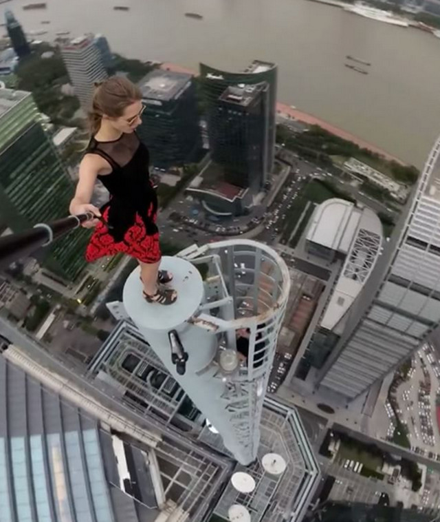 Angelina Nikolau: selfie-uri riscante si captivante